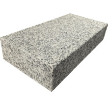 Bloc de granit rectangulaire avec surface finement mouchetée pour aménagement paysager et murs.