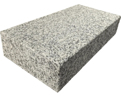 Bloc de granit rectangulaire avec surface finement mouchetée pour aménagement paysager et murs.