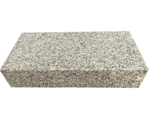 Marche bloc en granit avec surface mouchetée.
