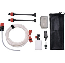 Kit d'accessoires pour nettoyeur à pression sans fil comprenant un tuyau d'aspiration, des lances, une buse à mousse, une protection de batterie et un sac.