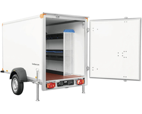 Humbaur Kofferanhänger mit geöffneter Hecktür und Innenausbau mit Regalsystem.