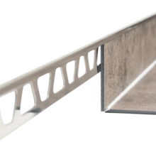 Profilé pour carrelage en métal avec aile perforée sur un bord de carreau.