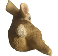 Figurine de lapin brune pour la décoration du jardin, vue de dos avec aspect de pelage structuré.