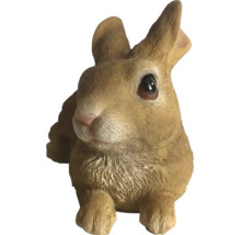 Figurine de jardin détaillée représentant un lapin avec une structure de pelage réaliste en matériau résistant aux intempéries.