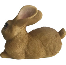 Figurine de lapin décorative assise avec aspect fourrure structuré.