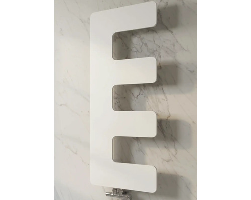 Radiateur design blanc avec quatre éléments horizontaux et robinetterie chromée.