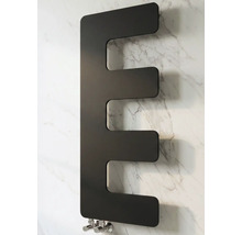Radiateur de salle de bain design en forme de E en métal noir mat, monté sur un mur avec effet marbre.