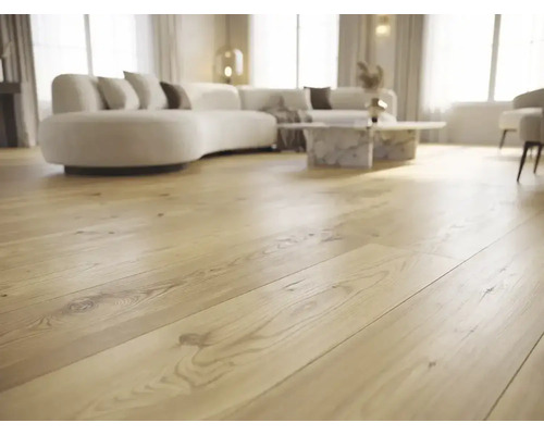 Holzboden im Landhausdielen-Stil in einem modernen, lichtdurchfluteten Wohnzimmer mit geschwungenem Sofa und Marmortisch.