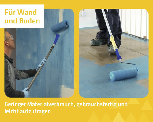 Anwendung einer blauen Flüssigbeschichtung auf Wand und Fliesenboden mit einer Farbwalze an einer Verlängerungsstange.