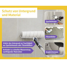 Anwendung einer Grundierung mit einer Farbrolle an einer Wand, schützt vor Feuchtigkeit bei Spachtelmasse, Fliesenkleber und Ausgleichsmasse.