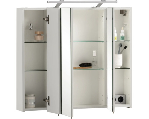 Dreitüriger Spiegelschrank für das Bad in Weiß, mit Glasböden, integrierter LED-Beleuchtung und Steckdose, geöffnete Türen.