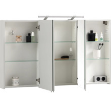 Armoire de toilette avec trois portes, éclairage LED, étagères en verre et prise intégrée, vue intérieure.
