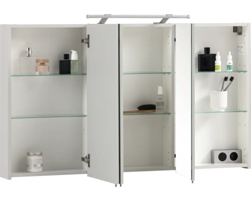 Armoire de toilette avec trois portes, éclairage LED, étagères en verre et prise intégrée, vue intérieure.