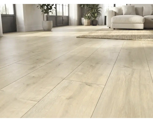 Heller Laminatboden in Eichenoptik in einem lichtdurchfluteten Wohnzimmer mit Sofa und Teppich.