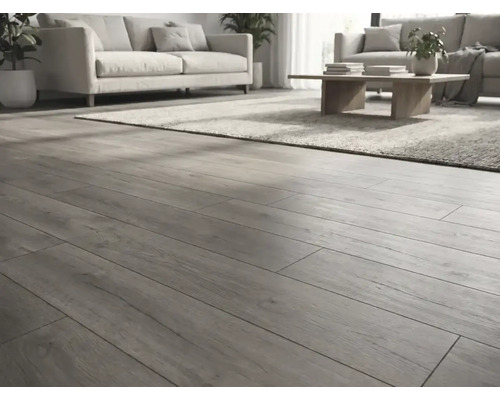 Salon moderne avec sol stratifié aspect bois, lames gris-brun avec veinage apparent dans une ambiance lumineuse et spacieuse.