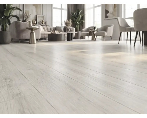 Revêtement de sol aspect bois dans un salon clair, spacieux et moderne avec canapé, fauteuils et plantes.