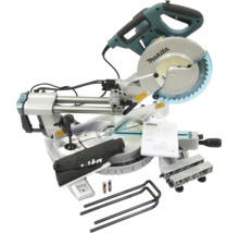 Scie à onglets radiale Makita avec accessoires tels que sac à poussière, serre-joint et manuel d'utilisation.