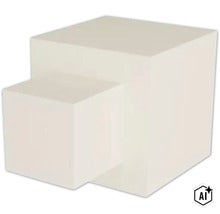 Quadratischer Block aus Beton fuer den Garten als Dekorationselement oder Sitzmoeglichkeit (Image AI modified or generated)