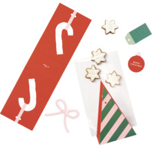 Kit d'emballage cadeau de Noël Folia avec sachets de biscuits, étiquettes cadeaux et éléments décoratifs.