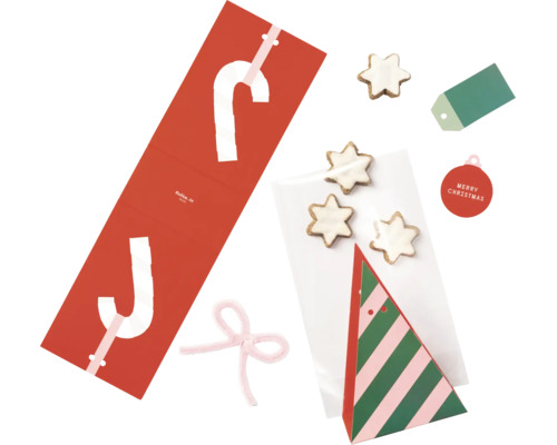 Kit d'emballage cadeau de Noël Folia avec sachets de biscuits, étiquettes cadeaux et éléments décoratifs.