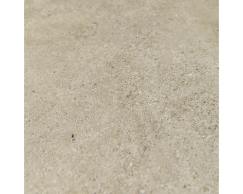 Gros plan sur la surface structurée d'un carrelage en grès cérame aspect pierre naturelle.