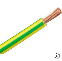 Fil électrique vert-jaune avec fils de cuivre dénudés à l'extrémité, câble souple pour installation électrique. (Image AI modified or generated)