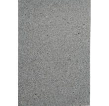 Dalle en granit avec surface flammée et structurée pour terrasse et jardin.
