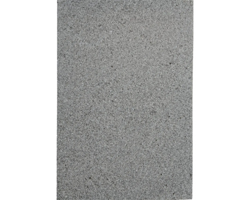 Dalle en granit avec surface flammée et structurée pour terrasse et jardin.