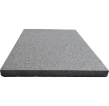Dalle de terrasse rectangulaire grise en pierre naturelle avec surface structurée.