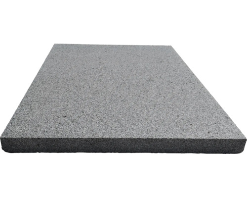 Dalle de terrasse rectangulaire grise en pierre naturelle avec surface structurée.