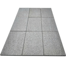 Neuf dalles de terrasse rectangulaires en granit avec une surface structurée, posées selon un motif de trois sur trois.