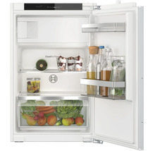 Réfrigérateur encastrable Bosch avec bac à légumes MultiBox XXL et intérieur ouvert avec aliments