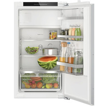 Réfrigérateur encastrable Bosch avec tiroir VitaFresh XXL et système CoolAirflow, ouvert et rempli de nourriture.