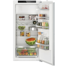 Réfrigérateur encastrable Bosch avec tiroir VitaFresh XXL et système CoolAirflow, porte ouverte avec clayettes remplies.