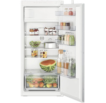 Réfrigérateur encastrable Bosch avec porte ouverte, clayettes remplies, bac à légumes MultiBox XXL et éclairage intérieur intégré.