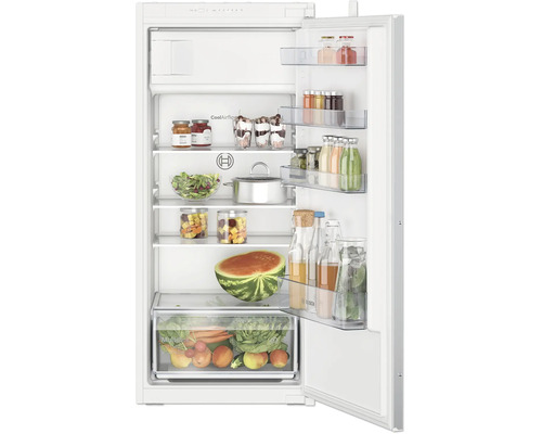 Réfrigérateur encastrable Bosch avec porte ouverte, clayettes remplies, bac à légumes MultiBox XXL et éclairage intérieur intégré.