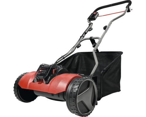 Scarificateur sans fil Einhell avec boîtier rouge, grandes roues avant, guidon et bac de ramassage noir.