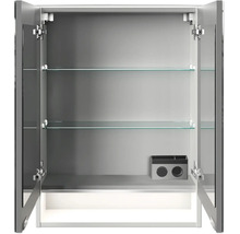 Armoire de toilette avec deux portes ouvertes, deux étagères en verre et une prise intégrée à l intérieur pour la salle de bain.