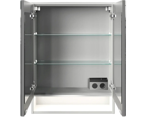 Armoire de toilette avec deux portes ouvertes, deux étagères en verre et une prise intégrée à l intérieur pour la salle de bain.