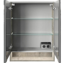 Armoire de salle de bain ouverte avec deux portes miroir, deux étagères en verre et une prise intégrée avec support pour accessoires.