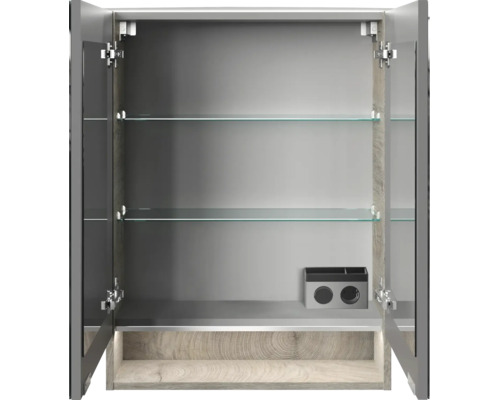 Armoire de salle de bain ouverte avec deux portes miroir, deux étagères en verre et une prise intégrée avec support pour accessoires.