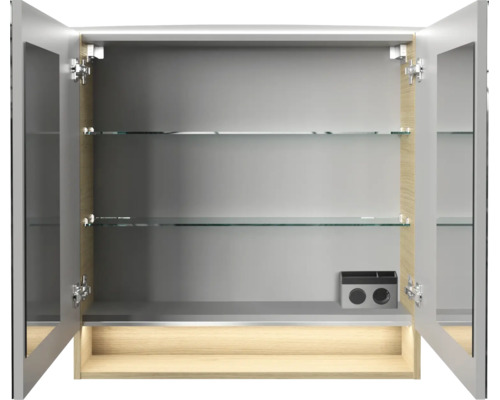 Spiegelschrank für das Badezimmer mit zwei Spiegeltüren, Glasfachböden und Steckdoseneinheit bei geöffneten Türen.