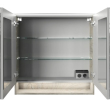 Armoire de toilette ouverte avec deux étagères en verre et prise de courant intégrée pour la salle de bain.