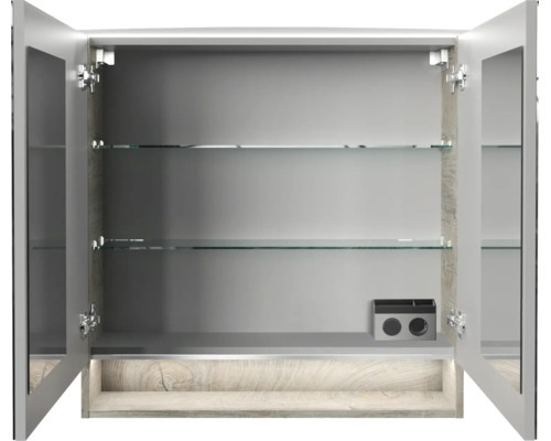 Armoire de toilette ouverte avec deux étagères en verre et prise de courant intégrée pour la salle de bain.
