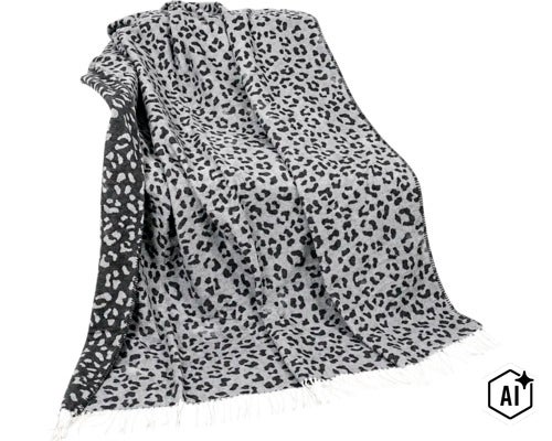 Plaid gris et noir à motif léopard et franges (Image AI modified or generated)