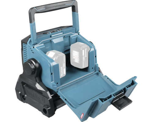 Projecteur de chantier Makita avec batterie et compartiment à piles ouvert avec deux batteries lithium-ion