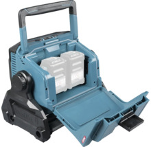 Projecteur de chantier sans fil Makita avec compartiment à batterie ouvert pour deux batteries et poignée