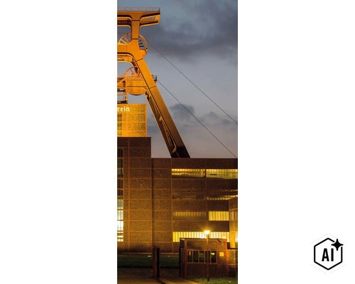 Bâtiment industriel avec tour d’extraction historique au crépuscule et éclairage de la façade en briques. (Image AI modified or generated)