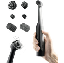 Brosse de nettoyage électrique Hoto tenue en main avec divers embouts de brosse pour le nettoyage de surfaces.