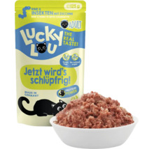 Aliment pour chat Lucky Lou au bœuf et insectes avec courgette sachet de 125 grammes à côté d une gamelle de nourriture humide